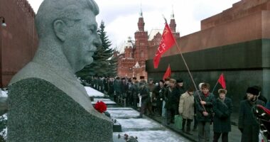 Putini e ka mbushur Rusinë me monumente të Stalinit