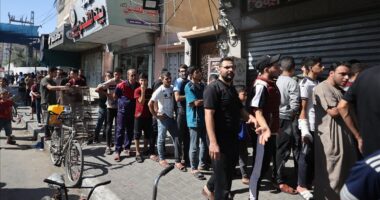 Radhë të gjata para furrave në Gaza: Nuk kemi miell për nesër