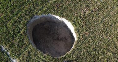 Fermerët turq të befasuar nga shfaqja e një grope të madhe në fushën bujqësore