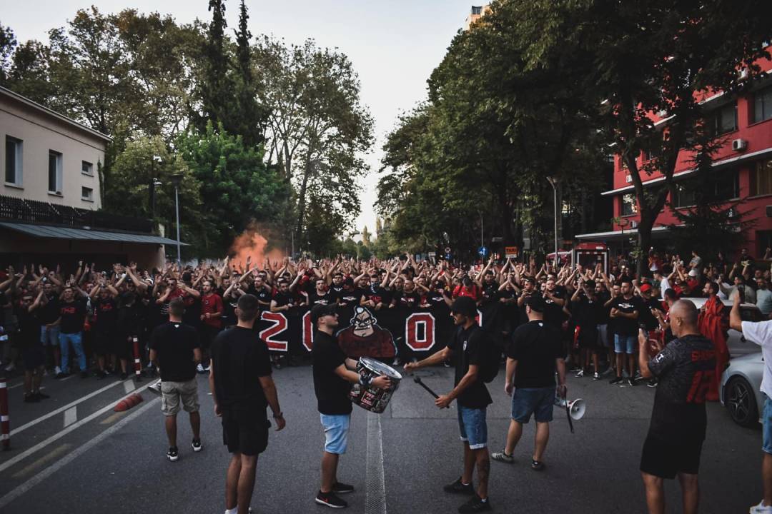 “Një komb, një kombëtare”, tifogrupi “Tifozat Kuq e Zi” kanë një njoftim për anëtarët para sfidës me Çekinë