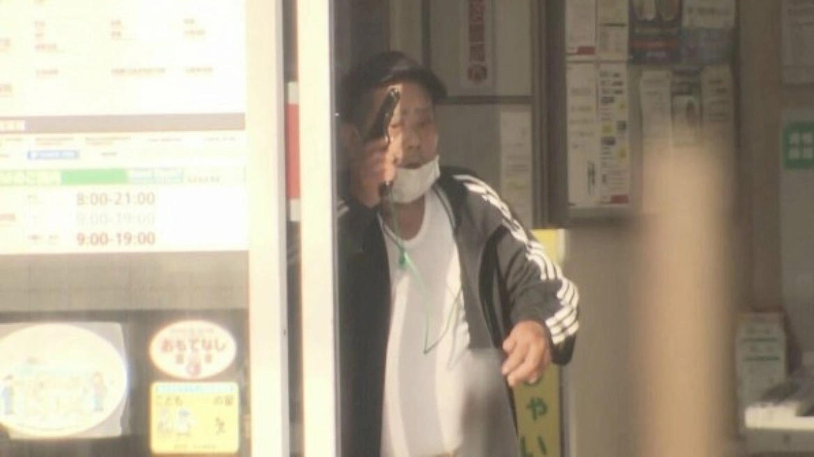 Japoni/ Mbajti disa persona peng në një postë, arrestohet i moshuari