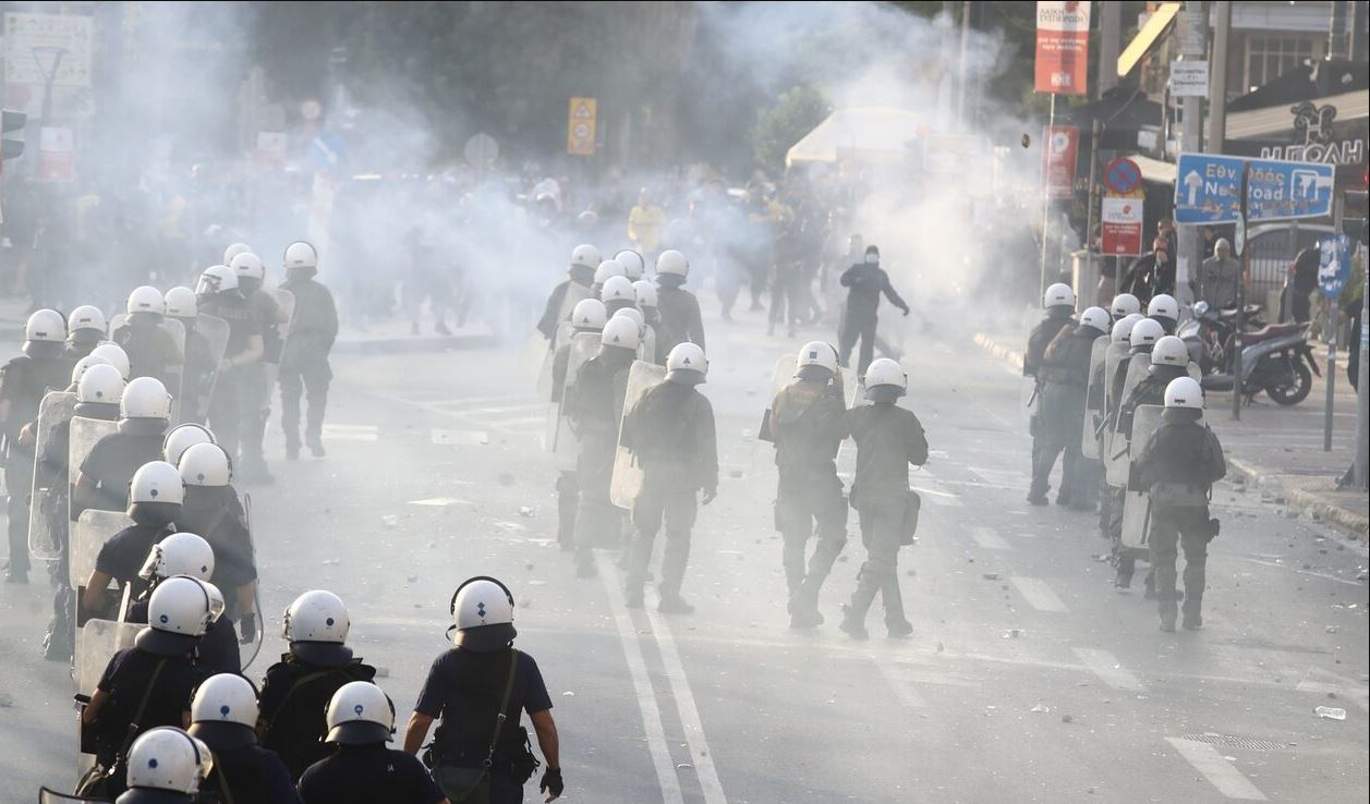 Europa League/ Tensione jashtë fushe mes policisë dhe tifozëve të AEK, përdoret gaz lotsjellës