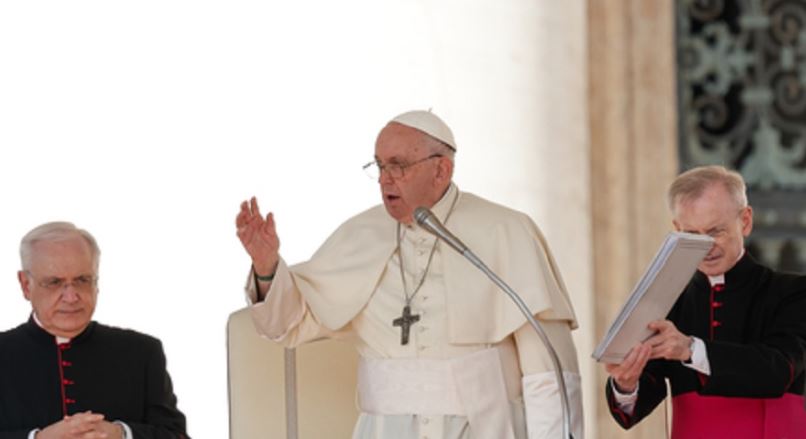 Papa Françesku bën thirrje për lirimin e pengjeve të marra në sulmin e Hamasit ndaj Izraelit