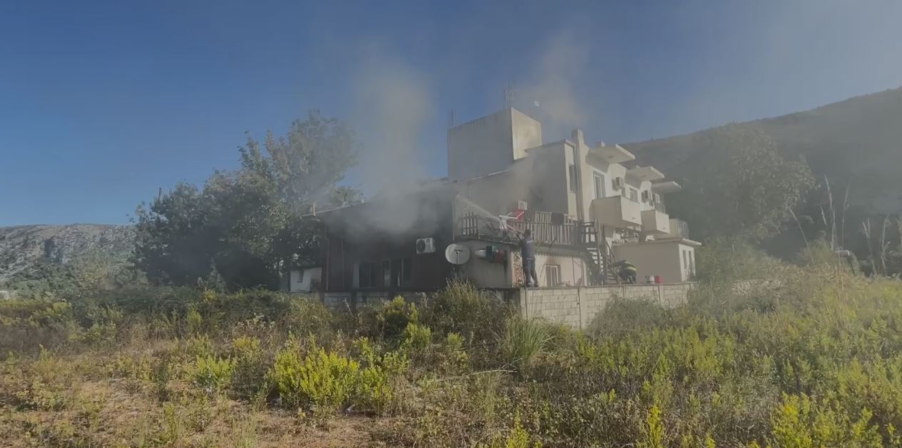 Përfshihet nga flakët një lokal në Shëngjin