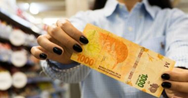 Argjentina në krizë ekonomike, qytetarët nuk blejnë dot as xhinse të reja