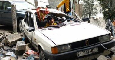 FOTO/ F&euml;mij&euml;t luajn&euml; n&euml; rr&euml;nojat e kampit t&euml; refugjat&euml;ve