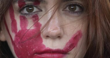 Marshime masive n&euml; Itali kund&euml;r dhun&euml;s ndaj grave