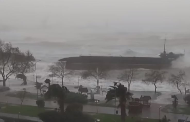 Turqi/ Stuhia e fortë ndan në dysh anijen në port