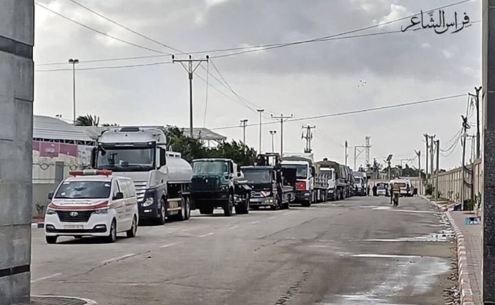 Në pritje të armëpushimit, qindra kamionë me ndihma në radhë për të kaluar në Gaza