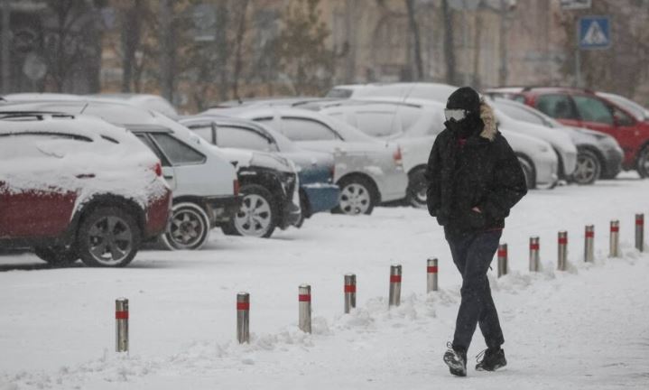 Stuhia e borës “paralizon” Ukrainën, 2000 komunitete pa energji elektrike