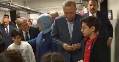VIDEO/ Erdogan u jep lira turke fëmijëve në Gjermani