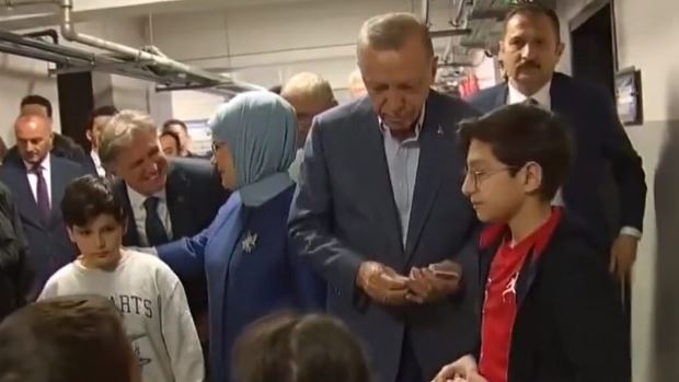 VIDEO/ Erdogan u jep lira turke fëmijëve në Gjermani
