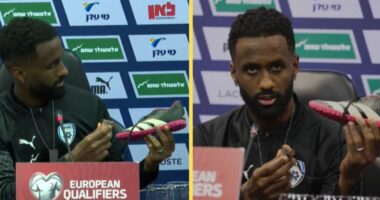 Nuk kishte ndodhur më parë, kapiteni i Izraelit del para mediave me një këpucë fëmije në duar