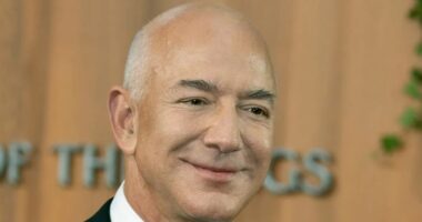 Jeff Bezo bëhen nostalgjik, publikon videon prekëse nga garazhi ku themeloi Amazon