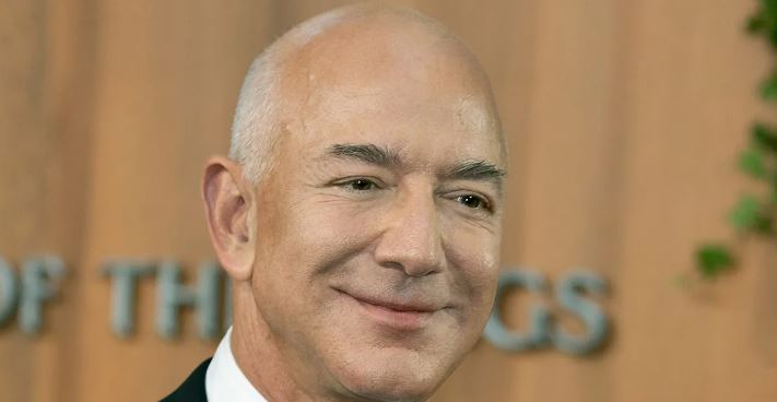Jeff Bezo bëhen nostalgjik, publikon videon prekëse nga garazhi ku themeloi Amazon