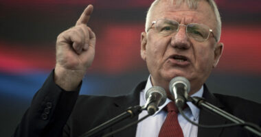 Haga ngre një aktakuzë të re kundër liderit të Partisë Radikale Serbe dhe katër zyrtarëve të tjerë