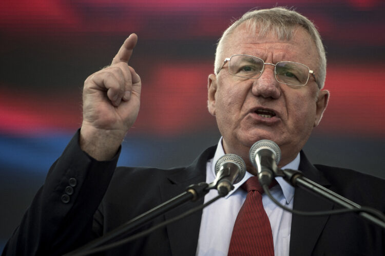 Haga ngre një aktakuzë të re kundër liderit të Partisë Radikale Serbe dhe katër zyrtarëve të tjerë