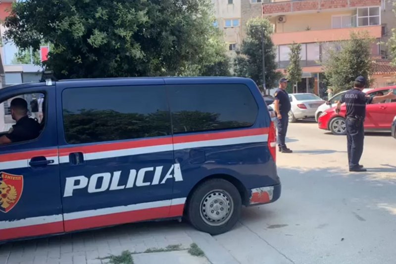 Rrahu dhe kërcënoi nënën, më pas i vodhi telefonin të atit, arrestohet 31-vjeçari në Cërrik