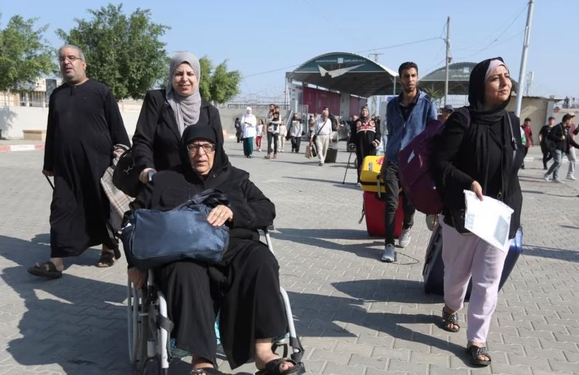 Dhjetëra persona hyjnë në pikëkalimin Rafah që lidh Gazën me Egjiptin