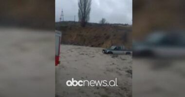 Makina bllokohet në mes të lumit, tre persona rrezikojnë të mbyten në Kolonjë, momenti kur tentohet të shpëtohen nga zjarrfikësja