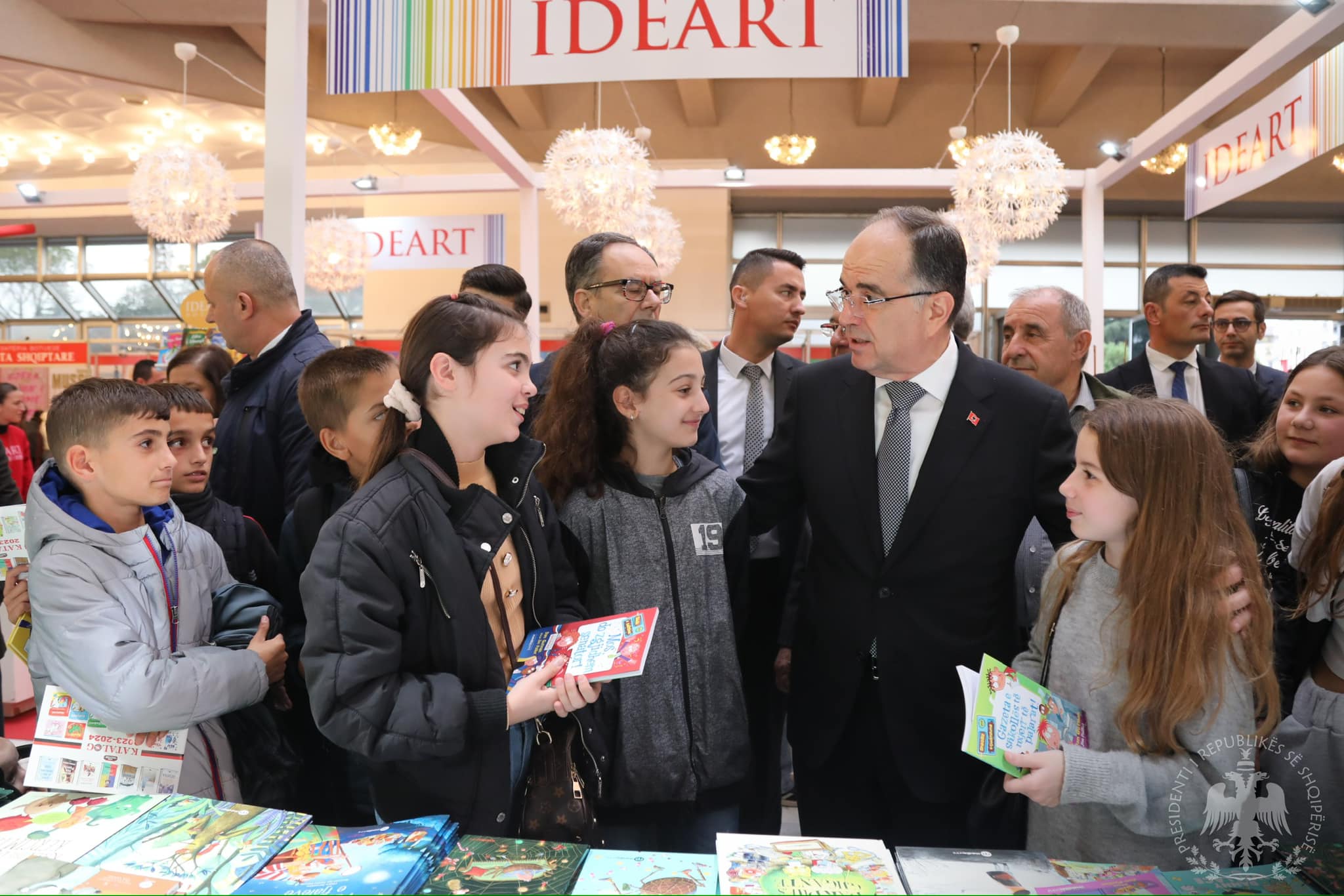 Presidenti Begaj në Panairin e Librit: Gjithçka “flet” shqip, falë shkrimtarëve, përkthyesve dhe botuesve