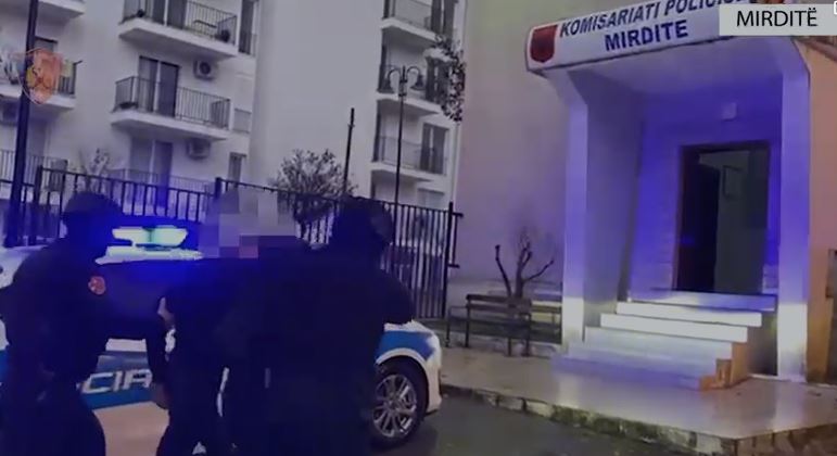 “Tempulli” në Mirditë/ Shisnin kanabis dhe kokainë, vihen në pranga dy shtetas: Çfarë sekuestroi policia