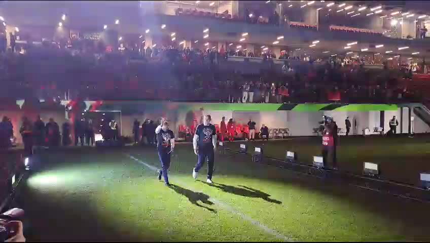 VIDEO/ Kombëtarja para 22 mijë tifozëve, Sylvinho flet shqip në festën e kualifikimit