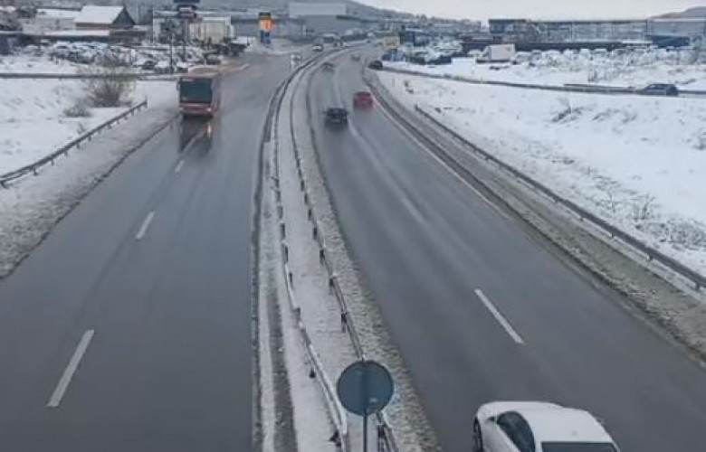 Dëbora krijon probleme në Kosovë/ Vështirësi qarkullimi në aksin Prishtinë-Pejë, trafik i rënduar