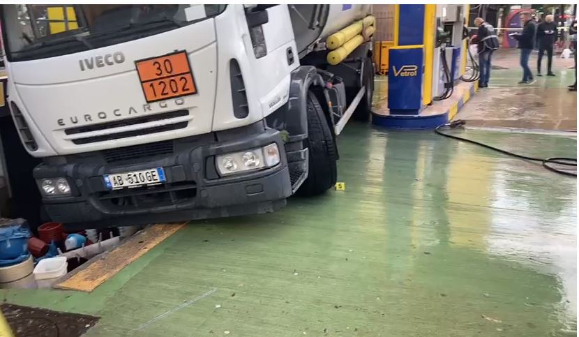Autoboti shpërtheu teksa po furnizonte me benzinë karburantin në Tiranë, pamje nga vendi i ngjarjes