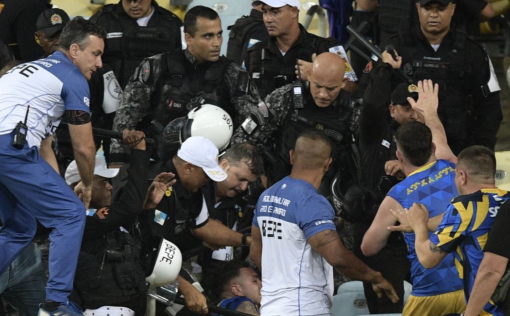 VIDEO/ Pamje të rënda! Dhuna në “Maracana”, policia braziliane gjakos tifozët argjentinas