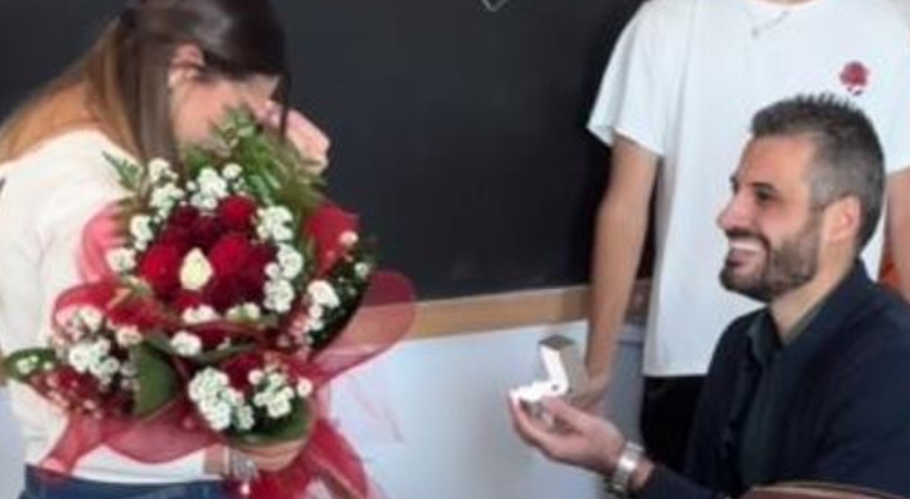 VIDEO/ Me ndihmën e nxënësve, mësuesi i propozon për martesë koleges së tij në klasë