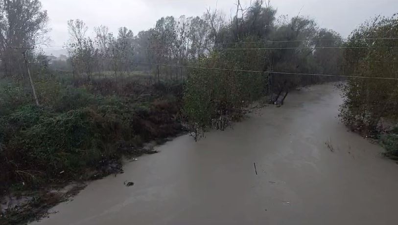 VIDEO/ Kruja në “pushtetin” e rrebesheve të shiut, lumi “Ishëm” rrëzikon të dalë nga shtrati: Përmbyten disa fshatra