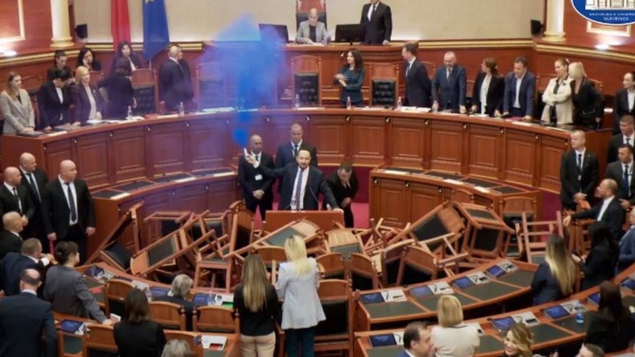 Tymi blu dhe kaosi në Parlament/ Përjashtohen për dhjetë ditë tre deputetë të PD