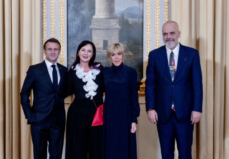 Rama ndan videon, krah bashkëshortes në darkën zyrtare me Presidentin Macron