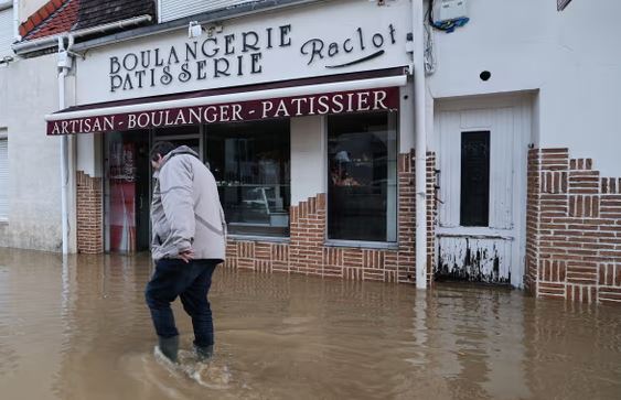 Moti i keq dhe përmbytje, gjendje e jashtëzakonshme në disa zona në Francë