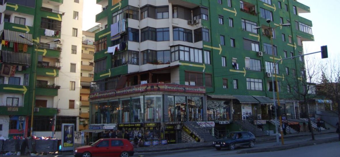 Moti i keq në Tiranë/ Objekti shkëputet nga pallati dhe dëmton në kokë efektivin e rrugores