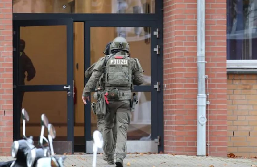 Alarm në një shkollë në Hamburg, raportohet për dy persona të armatosur në klasë