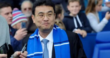 Klubi anglez në krizë, Presidenti miliarder bën “lypsarin” te tifozët