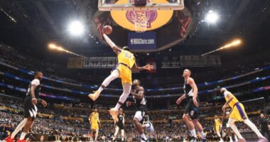 Lakers prishin “mallkimin”, LeBron James me shokë fitojnë derbin e Los Angeles pas 11 ndeshjes