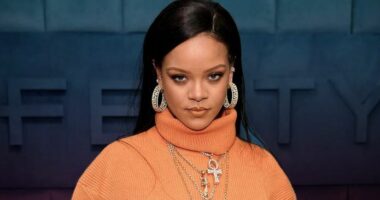 FOTO/ Rihanna kthehet sërish në bionde