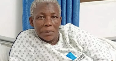 E rrallë/ Ndër gratë më vjetra që ka lindur, 70-vjeçarja sjellë në jetë binjakë në Uganda
