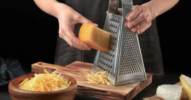 Kujdes! Për kaq shumë vite, e keni grirë gabim djathin mbi makaronat