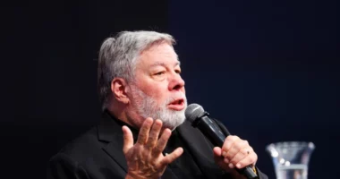 I bie të fikët gjatë një konference, shtrohet në spital bashkëthemeluesi i Apple