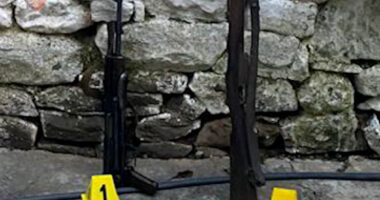 Librazhd/ Dy armë zjarri, krehër dhe municion luftarak në banesë, shpallet në kërkim 51-vjeçari