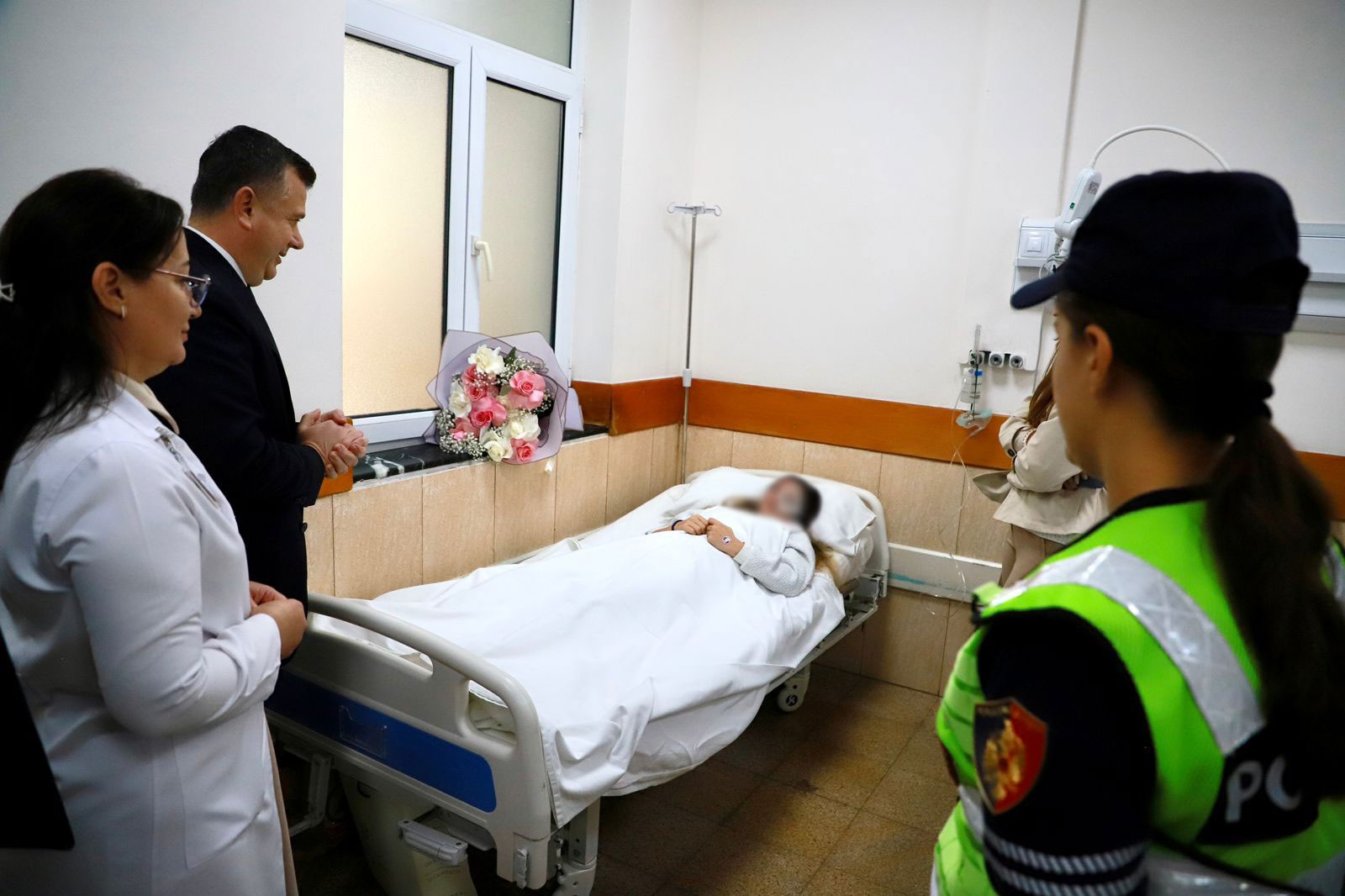 Aksidenti pranë Kryeministrisë/ Balla viziton vajzën e plagosur në spitalin e Traumës