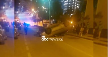 Aksidentohet polici në Sarandë, humb kontrollin e mjetit dhe përmbyset në rrugë