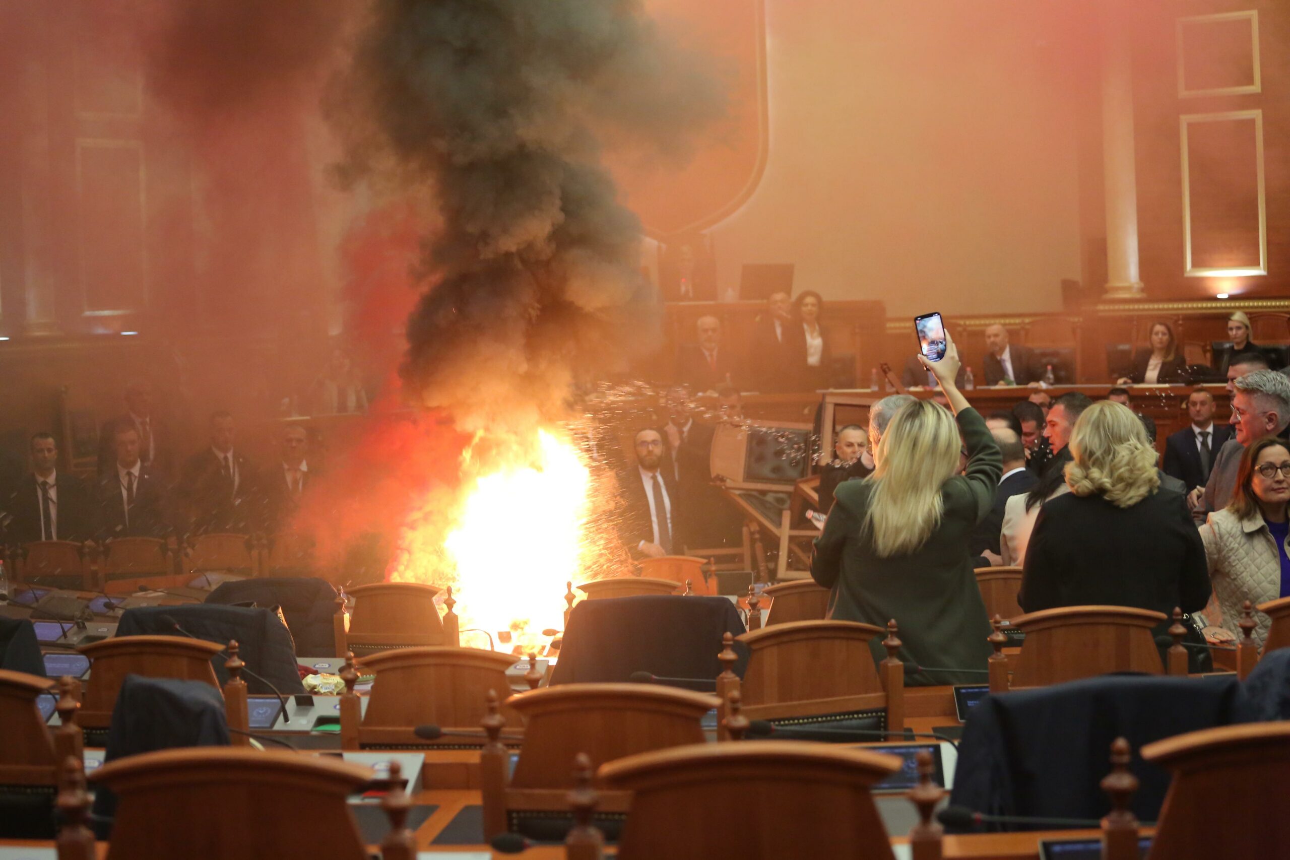 Parlamenti ‘skenë krimi’/ Prokuroria në sallën e seancave plenare pas tymueseve e zjarrit të vënë nga Foltorja
