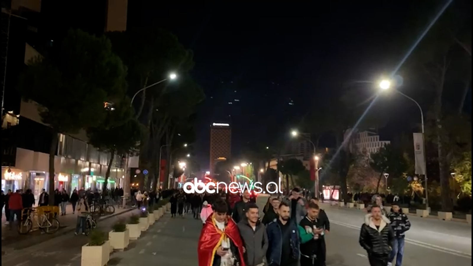 VIDEO/ Në pritje të festës, tifozët marrin rrugën drejt stadiumit “Air Albania”