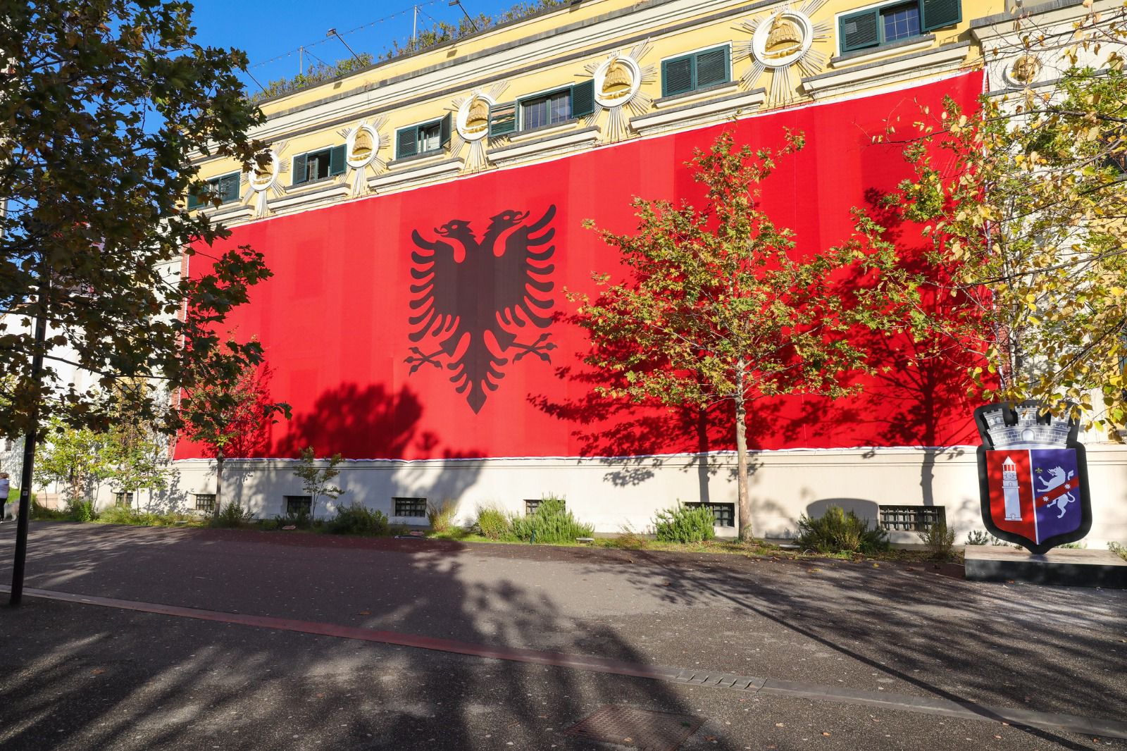 Tirana vishet kuqezi, Veliaj: Shihemi më 28 Nëntor në bulevardin “Dëshmorët e Kombit”