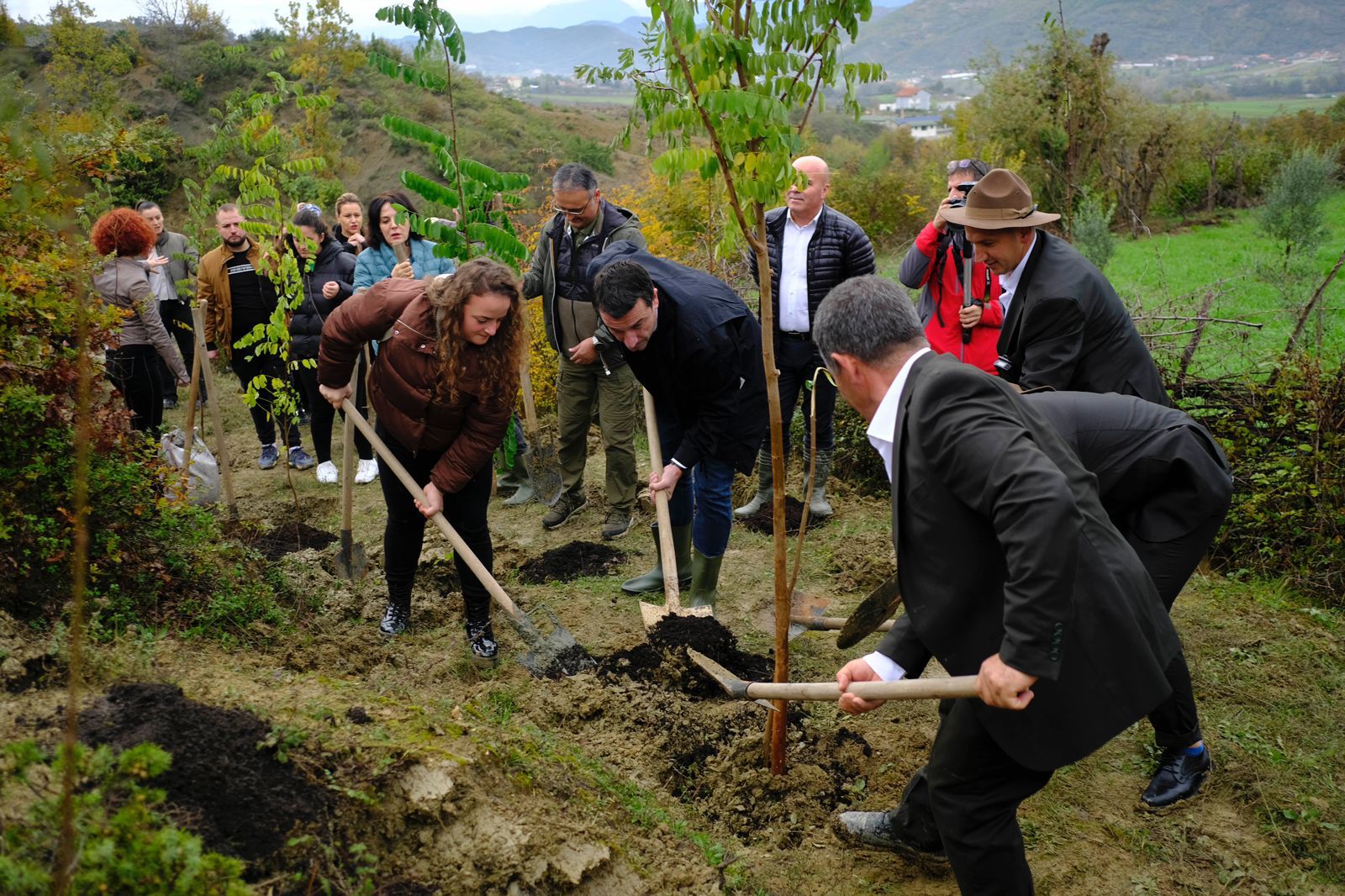 Tiranës i shtohen 2500 pemë, Veliaj: Na duhen më shumë investime të tilla, që i ngelen qytetit